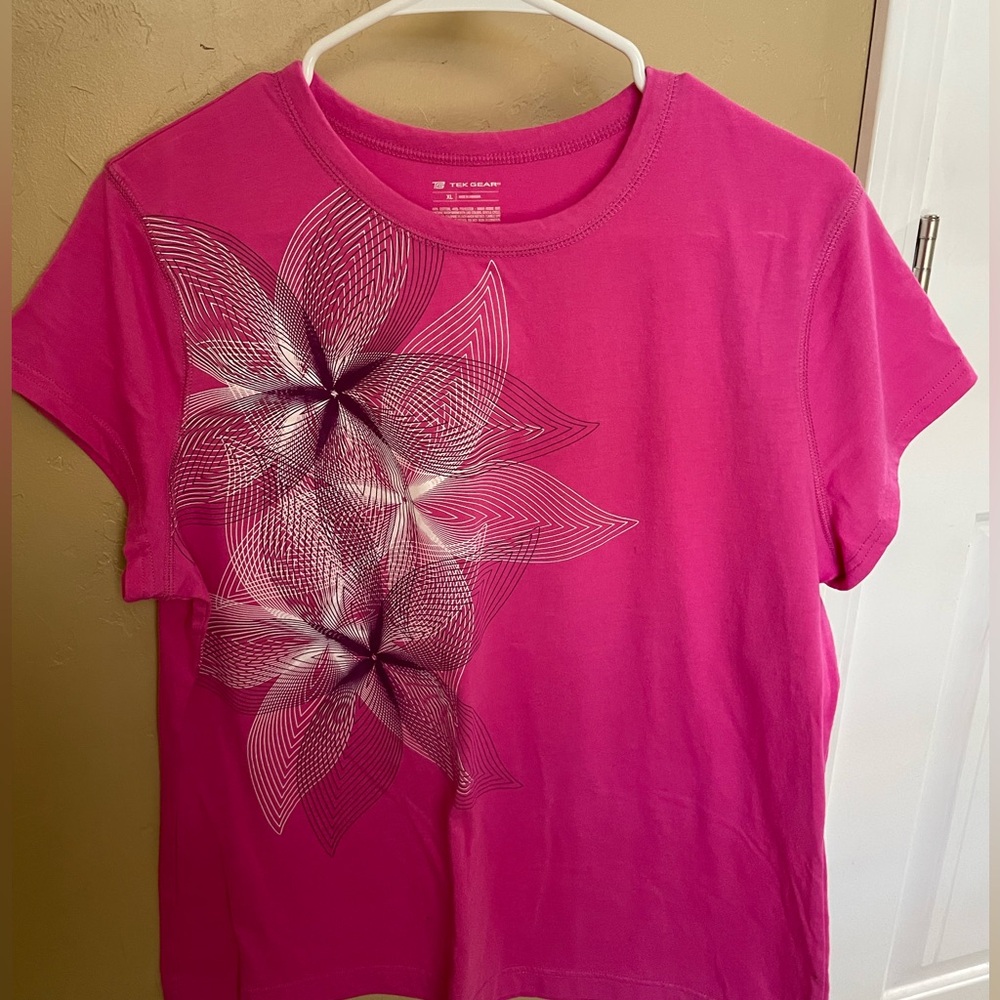 Women’s pink tek gear t-shirt with flower design XL